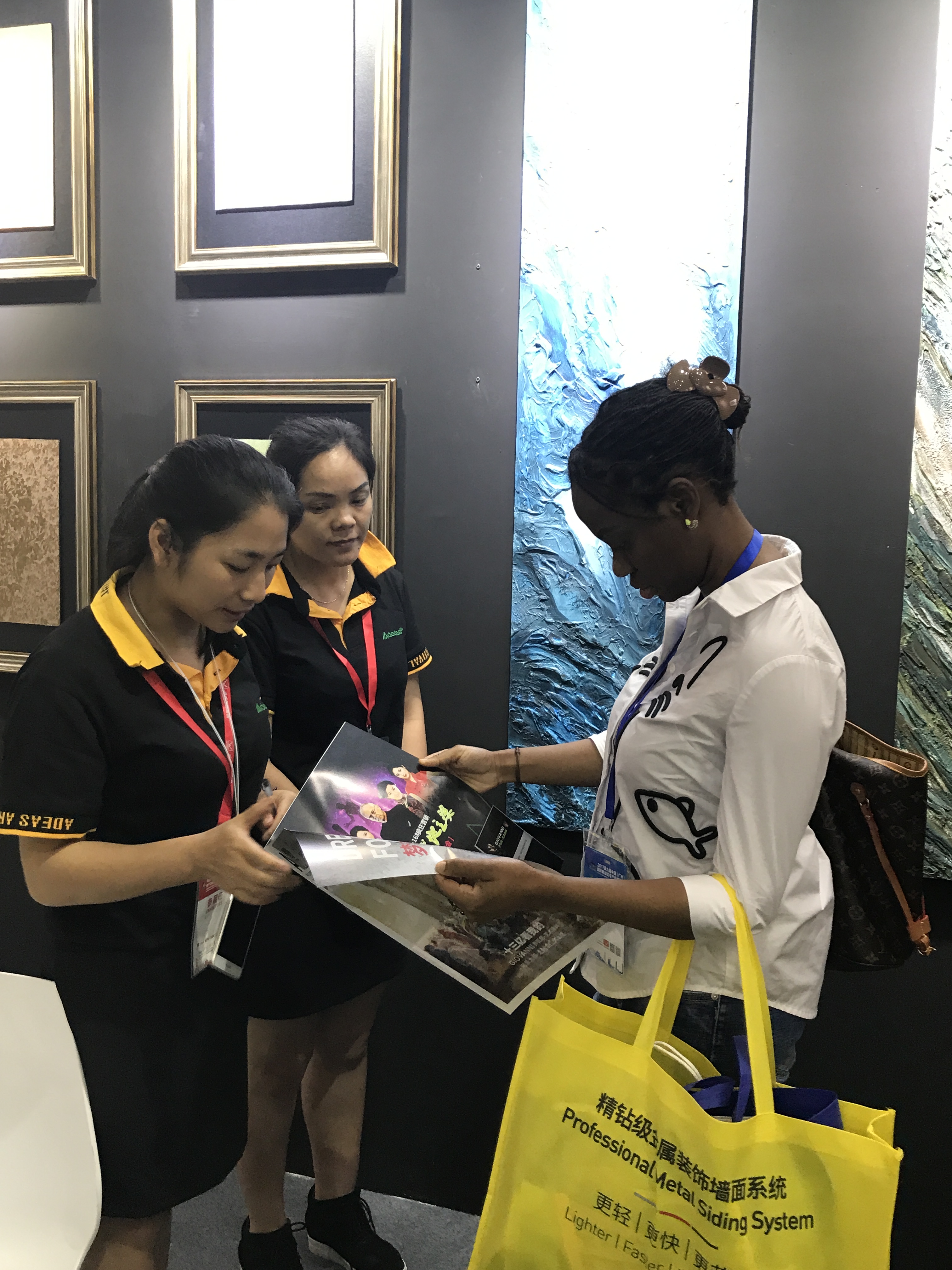 南非的女設(shè)計(jì)師對(duì)GIOVANNI喬瓦尼藝術(shù)涂料展開**的了解